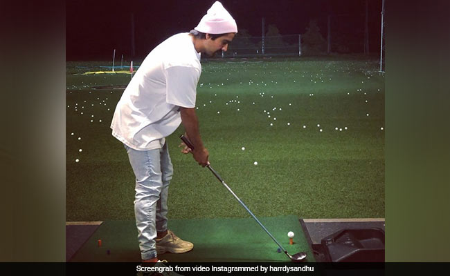 रात के अंधेरे में गोल्फ खेलते नजर आए हार्डी संधू तो इस सिंगर ने ली चुटकी- थोड़ी और जोर से मार...देखें Viral Video