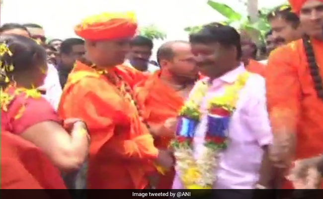 Karnataka BJP MP Stopped By Villagers Over Caste Welcomed With Garlands