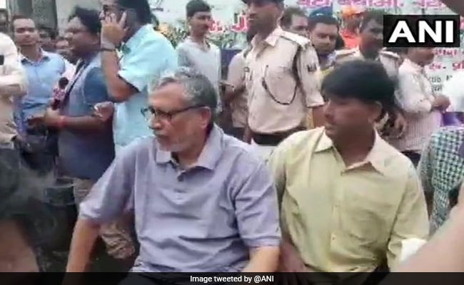 Bihar, UP Rain News Updates : बाढ़ में फंसे लोगों को सुरक्षित जगह पर पहुंचाया जा रहा है
