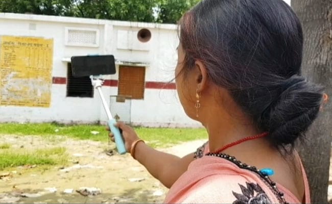 यूपी सरकार के फरमान पर टीचरों का जवाब, मैं सेल्फी नहीं खिंचवाऊंगी तुम देखते रहियो...