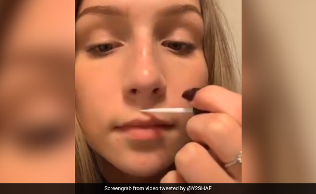 TikTok पर आया चैलेंज, लड़कियां होठों को चिपका रही हैं गोंद से... देखें VIDEO