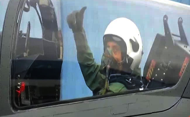 राजनाथ सिंह ने भारतीय लड़ाकू विमान 'तेजस' में भरी उड़ान, ऐसा करने वाले बने पहले रक्षामंत्री