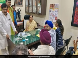 वित्त मंत्री ने की PMC के नाराज ग्राहकों से मुलाकात, कांग्रेस ने कुछ यूं कसा तंज वित्त मंत्री ने की PMC के नाराज ग्राहकों से मुलाकात, कांग्रेस ने कुछ यूं कसा तंज