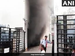 कोलकाता में सॉल्टलेक के शॉपिंग मॉल में भीषण आग, मौके पर दमकल की कई गाड़ियां कोलकाता में सॉल्टलेक के शॉपिंग मॉल में भीषण आग, मौके पर दमकल की कई गाड़ियां
