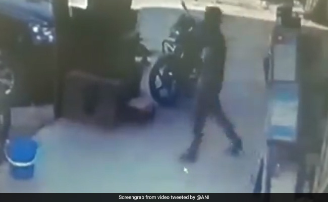 राजस्थान : बस एक कदम और जमीन में समा गया यह शख्स, देखें Video