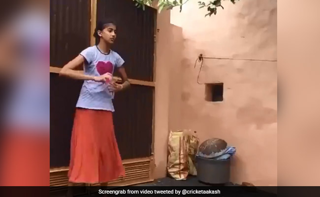 लड़की ने अपने बॉलिंग स्‍टाइल से सभी को किया इम्‍प्रेस, लोग बोले- "ये तो भज्‍जी-बुमराह का मिक्‍स है"