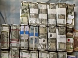 कर्नाटक में कांग्रेस के दो प्रमुख नेताओं के घर आयकर विभाग का छापा, 4.25 करोड़ रुपए कैश बरामद कर्नाटक में कांग्रेस के दो प्रमुख नेताओं के घर आयकर विभाग का छापा, 4.25 करोड़ रुपए कैश बरामद