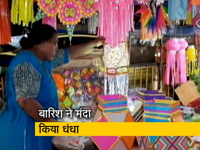 बेमौसम बरसात ने फीकी की कंदील गली की चमक