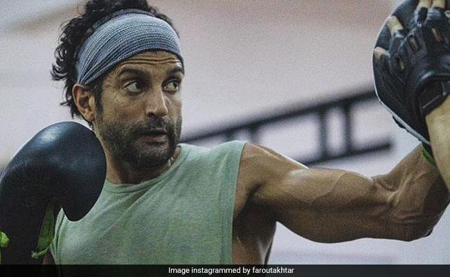 Farhan Akhtar Suffers Hairline Fracture During <I>Toofan</i> Shoot, Shares Pic: 'My First Legit Boxing Injury'