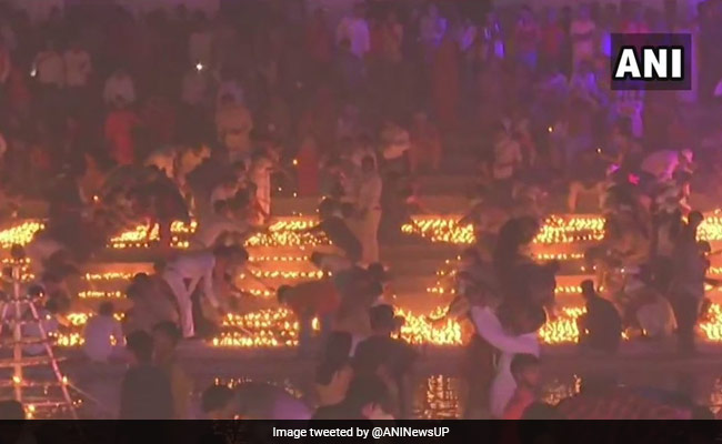 Ayodhya Deepotsav: रोशनी में नहाई अयोध्या नगरी, 5 लाख से ज्यादा दीयों से जगमग हुआ सरयू तट, देखें- VIDEO
