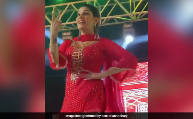 सपना चौधरी ने लाल सूट में किया धमाकेदार डांस, Video ने उड़ाया गरदा
