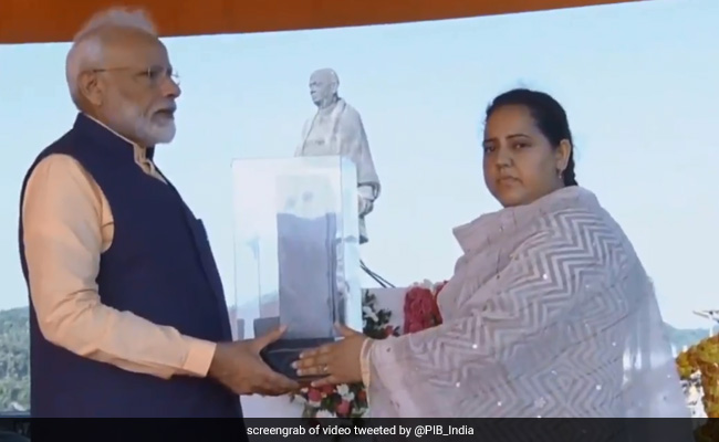 Rashtriya Ekta Diwas 2019: PM Modi Receives Memorial From Wife Of CRPF Soldier Killed In Pulwama