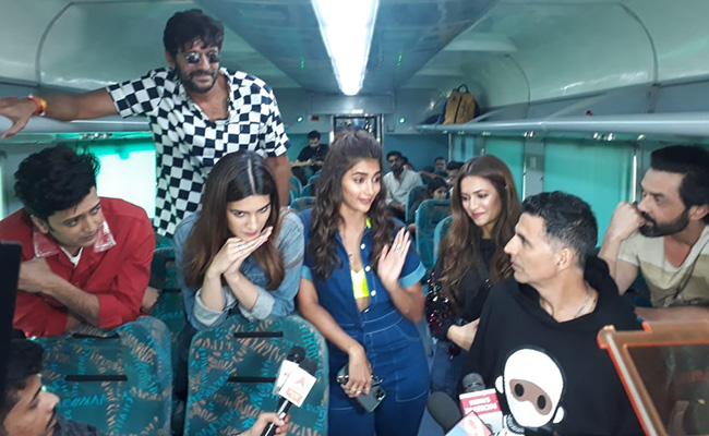 Housefull 4 Movie Review: ऊंची दुकान, फीके पकवान है अक्षय कुमार और बॉबी देओल की 'हाउसफुल 4'