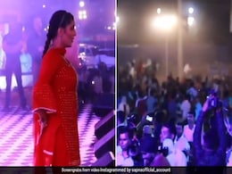 Sapna Choudhary ने जैसे ही शुरू किया डांस, बेकाबू होकर भागने लगे फैंस- देखें वीडियो Sapna Choudhary ने जैसे ही शुरू किया डांस, बेकाबू होकर भागने लगे फैंस- देखें वीडियो