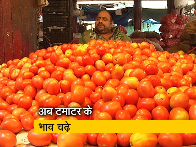 पहले प्याज ने रुलाया, अब टमाटर हुआ लाल