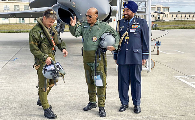 फ्रांस में रक्षा मंत्री राजनाथ सिंह ने लड़ाकू विमान Rafale में भरी उड़ान, की 'शस्त्र पूजा'- देखें VIDEO