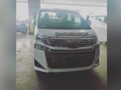 Toyota Vellfire Luxury MPV Spotted In India