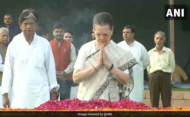 कांग्रेस अध्यक्ष सोनिया गांधी, पूर्व PM मनमोहन सिंह और राहुल गांधी ने दी बापू को श्रद्धांजलि