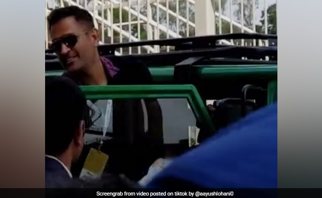 TikTok Top 5: टिकटॉक पर छाए एमएस धोनी, नई जीप में बैठकर किया ऐसा... देखें VIDEO TikTok Top 5: टिकटॉक पर छाए एमएस धोनी, नई जीप में बैठकर किया ऐसा... देखें VIDEO