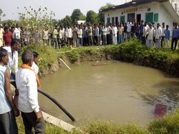मध्य प्रदेश के शाजापुर में एक स्कूल के कुएं में बच्चों से भरी वैन गिरी, 24 में से 4 की मौत मध्य प्रदेश के शाजापुर में एक स्कूल के कुएं में बच्चों से भरी वैन गिरी, 24 में से 4 की मौत