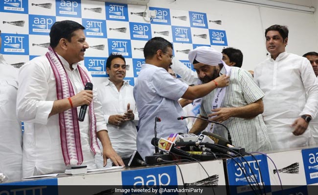 कांग्रेस से विधायक रहे प्रह्लाद सिंह साहनी ने थामा AAP का हाथ, कहा- चुनाव लड़ने के लिए नहीं हुआ शामिल