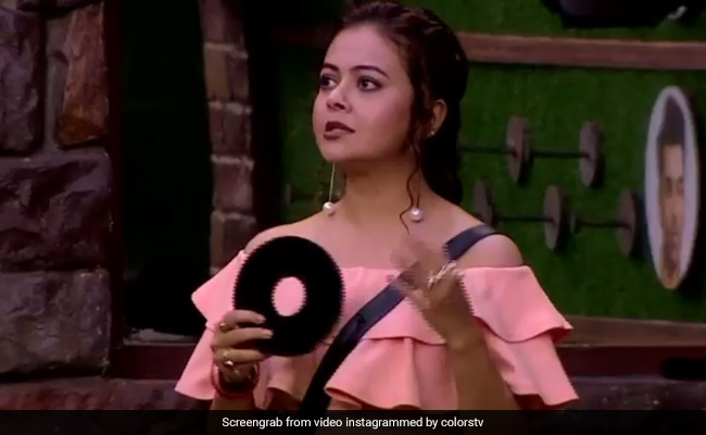 <I>Bigg Boss 13</i> Written Update, October 9, 2019: Devoleena Bhattacharjee Becomes The First Queen Of The House