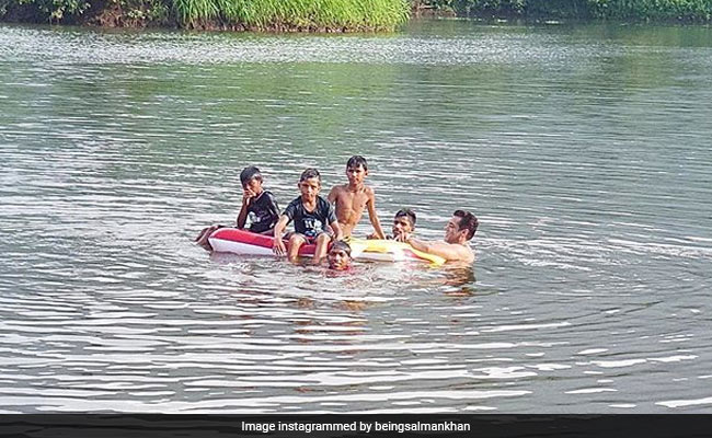 सलमान खान ने बच्चों के साथ तालाब में लगाए गोते, बोले- आपके भाई ने कल...Photo हुई वायरल