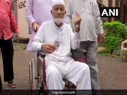 Maharashtra Election 2019: 102-Year-Old Pune Man Casts Vote With 40 Family Members Maharashtra Election 2019: 102-Year-Old Pune Man Casts Vote With 40 Family Members