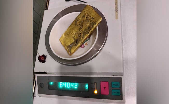अंडरवियर में छुपाकर 29 लाख रुपये का सोना लाया शख्स एयरपोर्ट पर गिरफ्तार