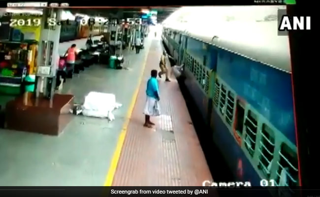ट्रेन के नीचे गिरने ही वाला था शख़्स, RPF जवान ने ऐसे बचाई जान, VIDEO देख रुक जाएंगी सांसें