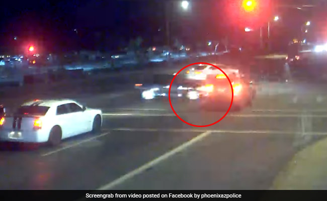 बच्चे को लेकर सड़क पार कर रहा था कपल, तेज स्पीड में मौत बनकर आई कार और फिर...