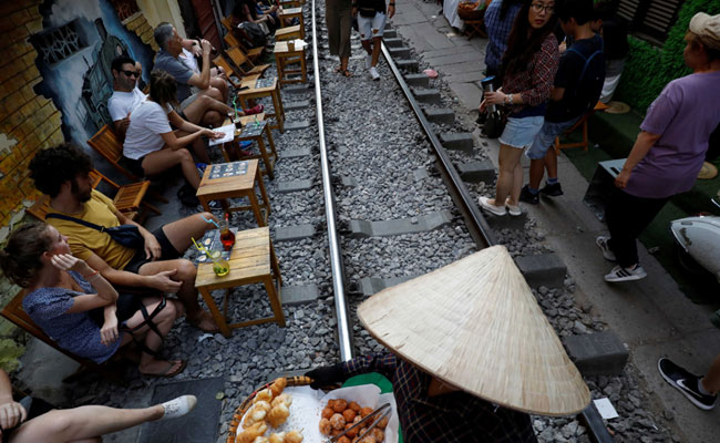 Hanoi closes Railway Trackside Cafes Thronged By Selfie-Seeking Tourists