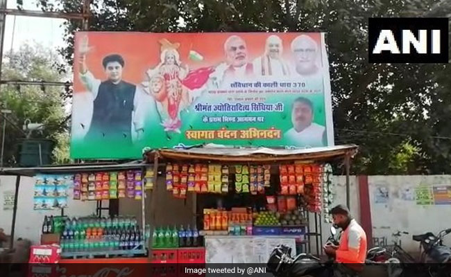 मध्य प्रदेश में लगा ज्योतिरादित्य सिंधिया का पोस्टर, साथ में हैं PM मोदी और अमित शाह!