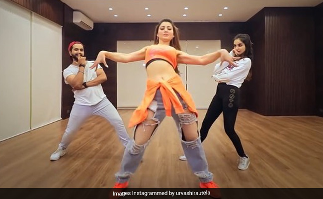उर्वशी रौतेला ने 'बिजली की तार' सॉन्ग पर इन दो डांसरों को यूं पछाड़ा, खूब देखा जा रहा है वायरल Video