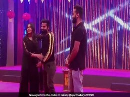 सपना चौधरी ने धमाकेदार डांस करने के बाद शख्स को कहा- 'मोटापा कम करो...', देखें TikTok Viral Video सपना चौधरी ने धमाकेदार डांस करने के बाद शख्स को कहा- 'मोटापा कम करो...', देखें TikTok Viral Video