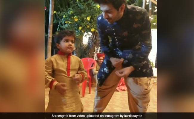 कार्तिक आर्यन को देख छत से 'Bum Diggy Diggy Bum' चिल्लाने लगा ये नन्हा फैन, बार-बार देखेंगे ये Cute Video