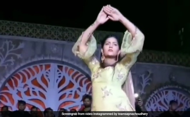 Sapna Choudhary Dance: सपना चौधरी ने तूफानी डांस से स्टेज पर मचाई धूम, बार-बार देखा जा रहा देसी क्वीन का Video