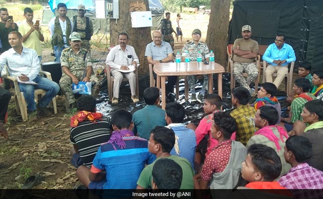 छत्तीसगढ़ के दंतेवाड़ा जिले में 16 नक्सलियों ने आत्मसमर्पण किया