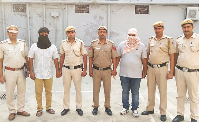 महिला IAS अधिकारी को फंसाने के लिए कार में रखी चरस, दो गिरफ्तार