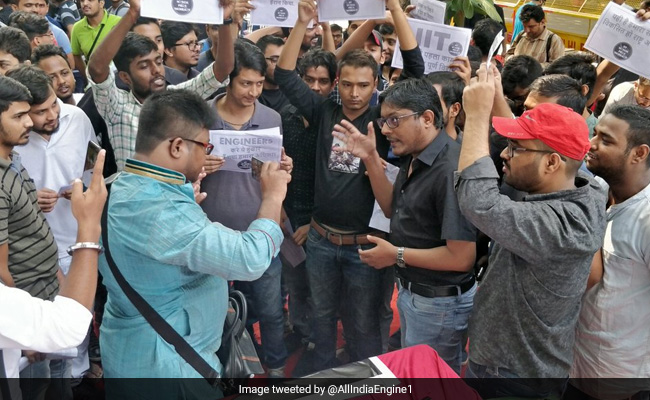 IIT Aspirants Stage Protest Demanding M.Tech Fee Hike Roll Back