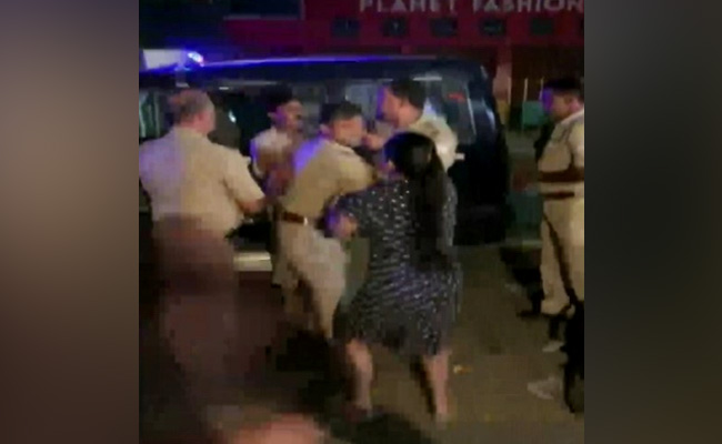 गाजियाबाद: पुलिसकर्मी ने महिला को दिया धक्का, VIDEO वायरल होने के बाद जांच के आदेश