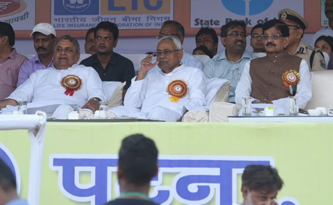 जेडीयू-बीजेपी में सब कुछ ठीक नहीं, आखिर पटना में भाजपा नेता रावण वध कार्यक्रम से अलग क्यों रहे?