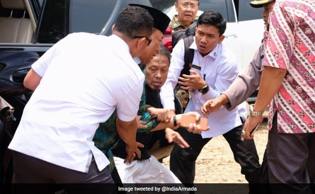 इंडोनेशिया : गाड़ी से निकलते ही नेता को भीड़ में मौजूद शख्स में मारा चाकू, पब्लिक अस्पताल में किया भर्ती