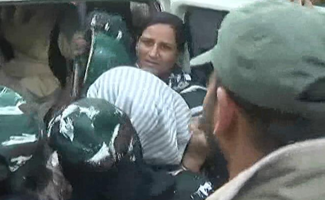 Jammu Kashmir: अनुच्छेद 370 हटाने के खिलाफ प्रदर्शन कर रहीं फारुक अब्दुल्ला की बेटी और बहन को पुलिस ने हिरासत में लिया