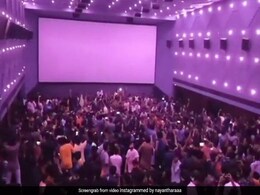 साउथ के सुपरस्टार विजय की फिल्म 'Bigil' का जबरदस्त क्रेज, सिनेमाघर में नाचते दिखे फैन्स- देखें Video साउथ के सुपरस्टार विजय की फिल्म 'Bigil' का जबरदस्त क्रेज, सिनेमाघर में नाचते दिखे फैन्स- देखें Video