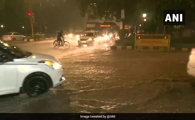 Delhi Rain: दिल्ली-NCR में बदला मौसम का मिजाज, कई इलाकों में जोरदार बारिश, उड़ानों और ट्रैफिक पर असर