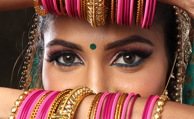 10 Pretty <i>Bindis</i> You Must Get Before The Wedding Season Starts