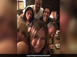 The One In Which Jennifer Aniston And <i>F.R.I.E.N.D.S</i> Crash Instagram With Blockbuster Pic The One In Which Jennifer Aniston And <i>F.R.I.E.N.D.S</i> Crash Instagram With Blockbuster Pic