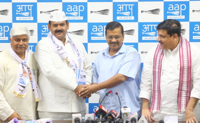 दिल्ली : बीजेपी के पूर्व विधायक सुरेंद्र चौधरी आम आदमी पार्टी में शामिल