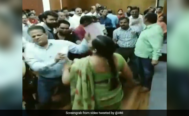 मकान आवंटन के कार्यक्रम में गड़बड़ी देख महिला ने खोया आपा, अधिकारी और नेता की चप्पल से की पिटाई, देखें VIDEO